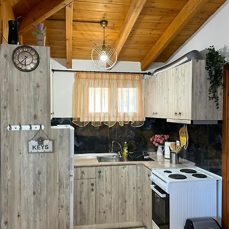 Alleyhouse 83 Kremastí